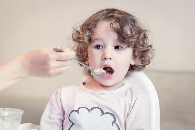 Niña durante comer en casa