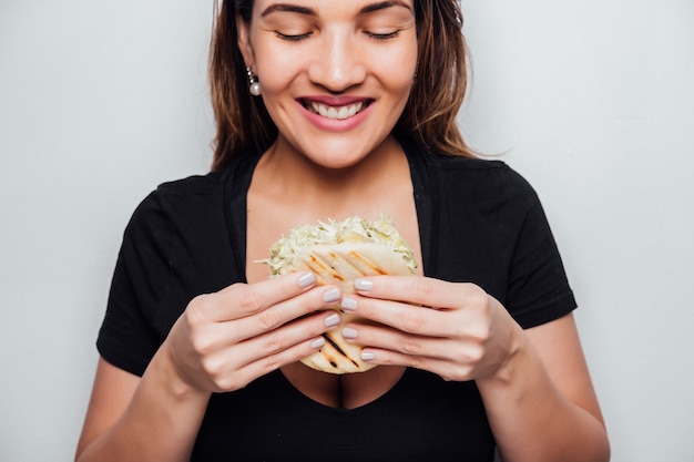 Niña, comida, arepa