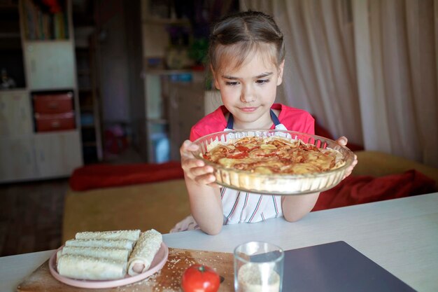 Foto niña con comida dulce en casa