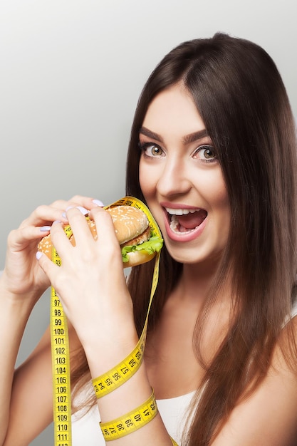 Niña comiendo comida rápida hamburguesa