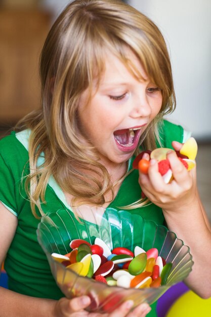 Foto niña comiendo dulces caramelos blandos