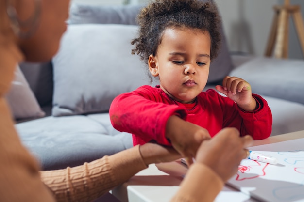 Niña comiendo dulces en casa