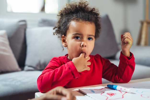 Niña comiendo dulces en casa