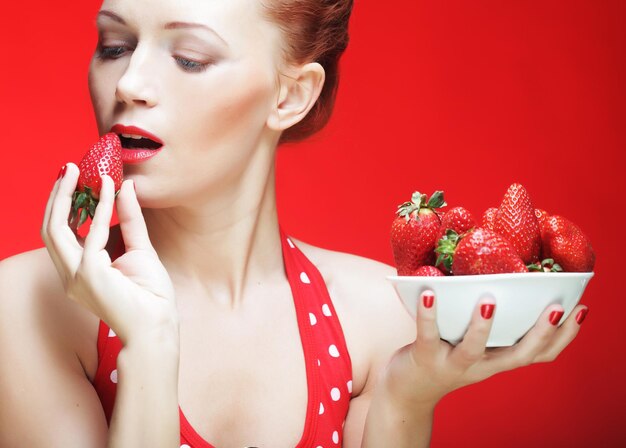 Foto niña comiendo fresas