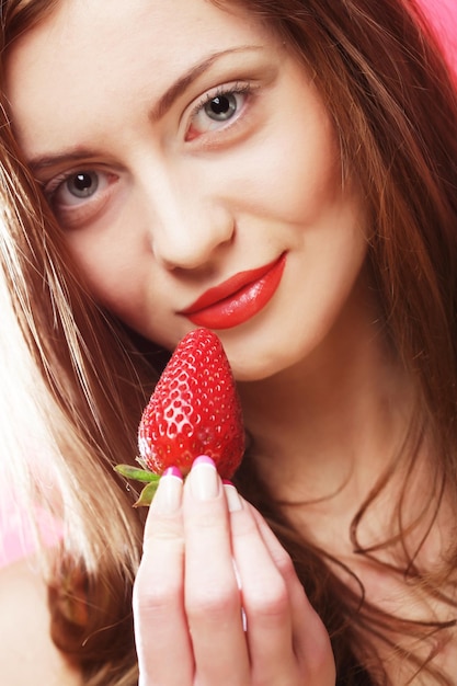 Niña comiendo fresas