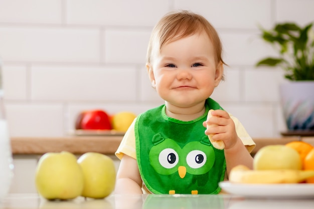 Foto niña comiendo frutas en la mesa