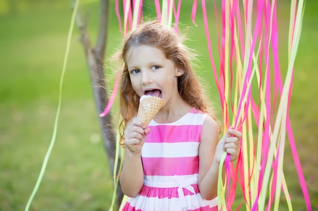 Niña comiendo helado