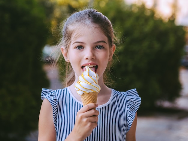 niña comiendo helado