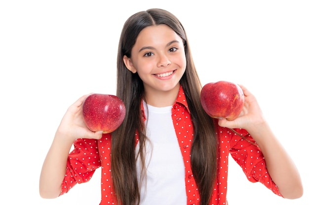 Niña comiendo una manzana sobre fondo blanco aislado de estudio Tennager con fruta Retrato de una niña adolescente feliz y sonriente