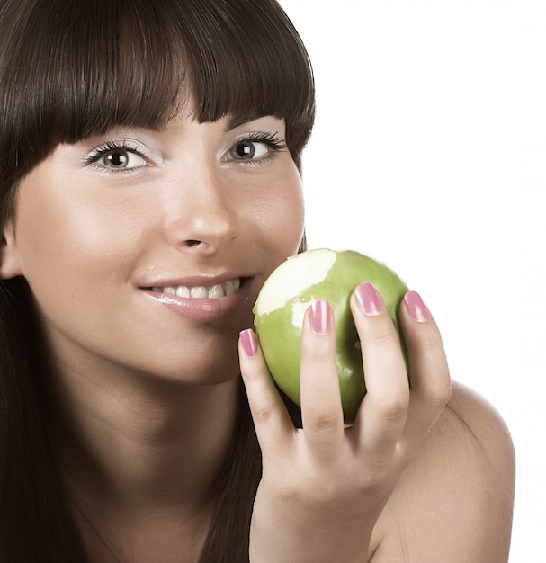 Niña comiendo manzana