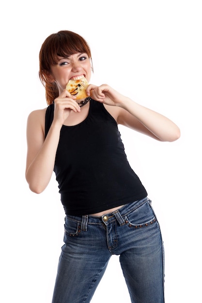 Foto niña comiendo pizza aislado en blanco