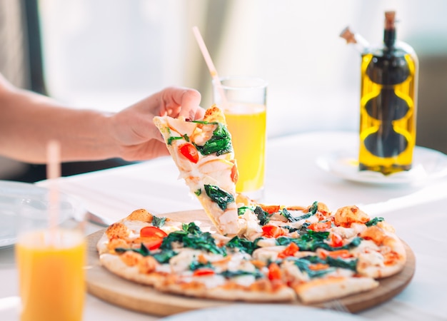 Foto niña comiendo pizza en un restaurante