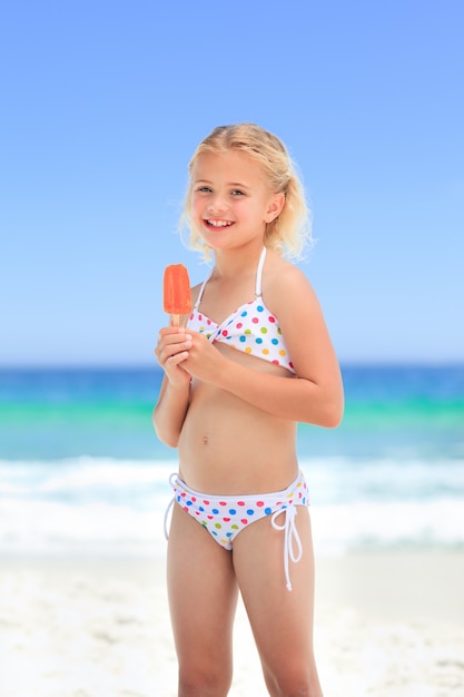 Niña comiendo su helado