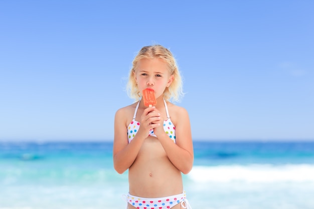 Niña comiendo su helado