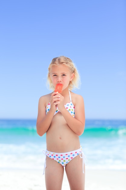 Niña comiendo su helado