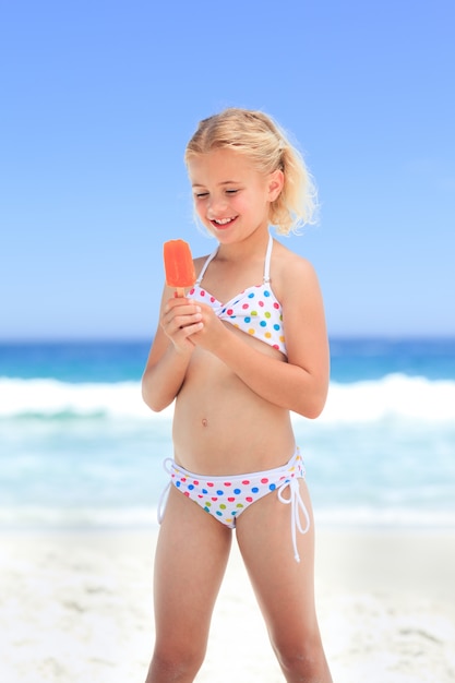 Niña comiendo su helado