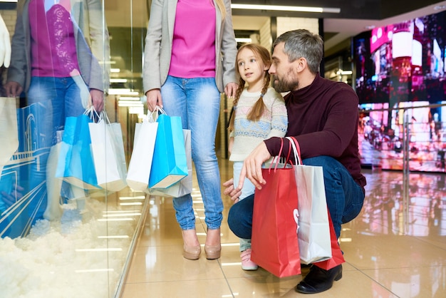 Niña de compras con padres