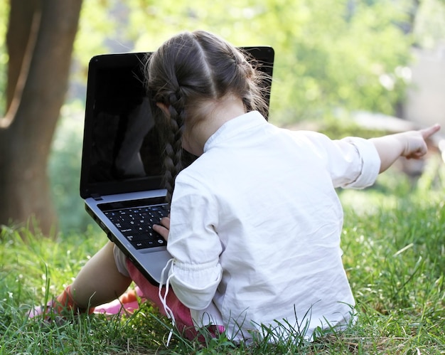 niña con una computadora