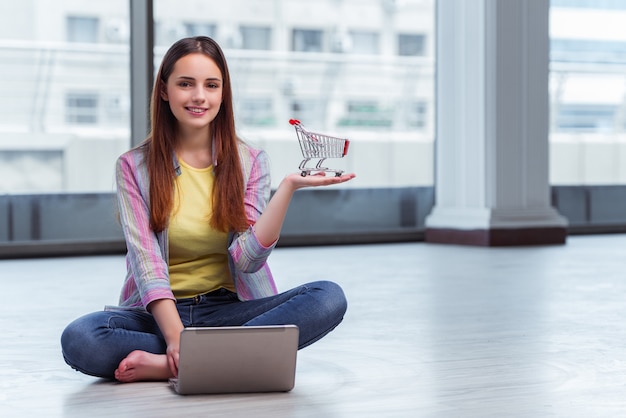 Niña en concepto de compras en línea