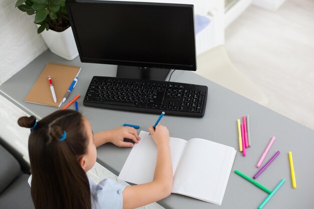 Niña con concepto de computadora, aprendizaje en línea a distancia