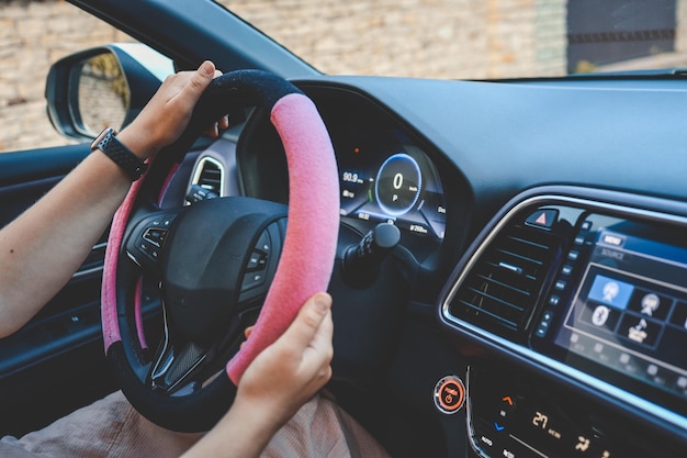 Niña conduciendo un coche eléctrico