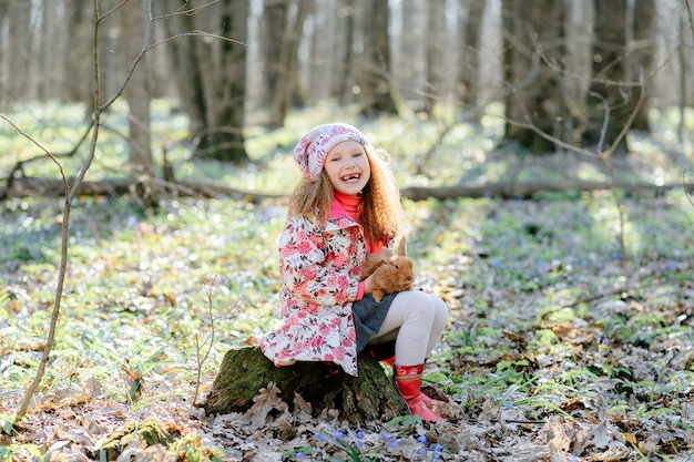 Niña con un conejo