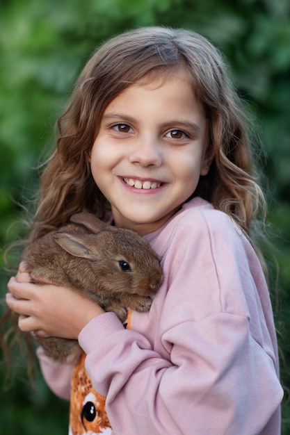 niña con un conejo