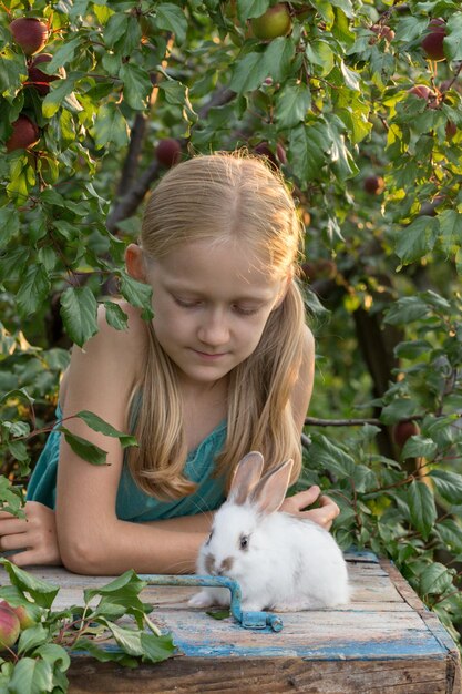 Niña y conejo