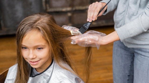 Foto niña, conseguir, ella, pelo, teñido