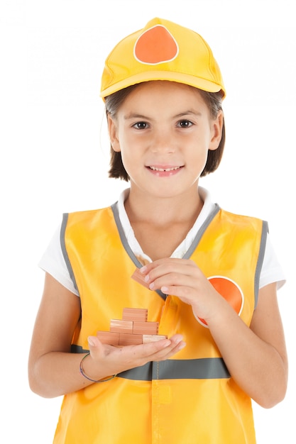 Niña construyendo un muro aislado en blanco