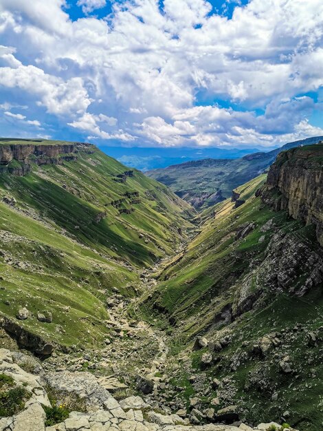 Una niña contra el fondo del valle de Khunzakh Cascadas de Khunzakh un cañón en Daguestán 2021