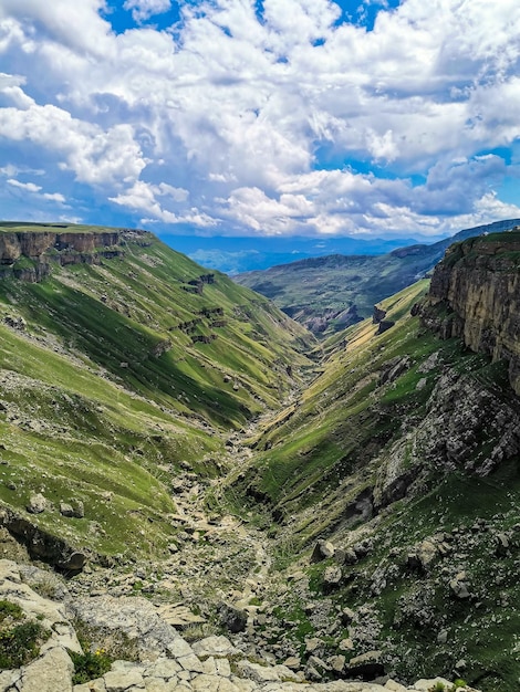 Una niña contra el fondo del valle de Khunzakh Cascadas de Khunzakh un cañón en Daguestán 2021