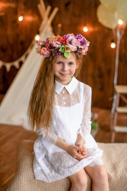 una niña en una corona de flores