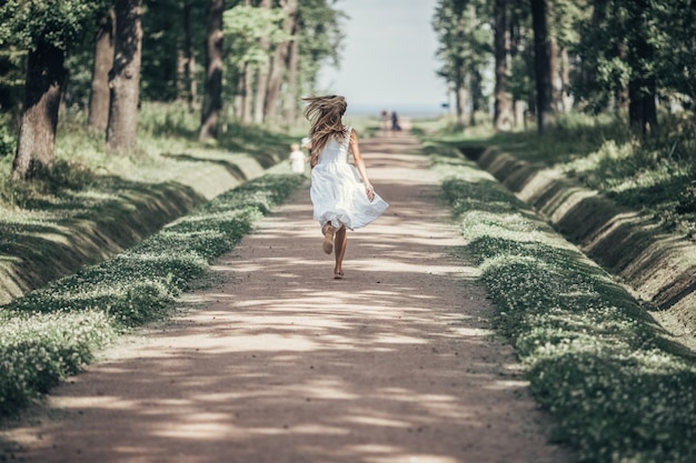 La niña corre hacia el mar.