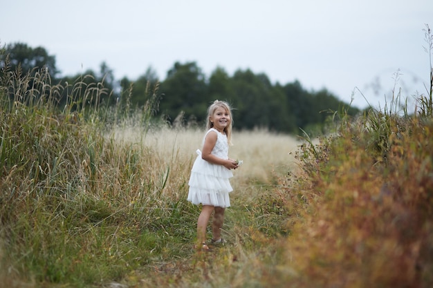 Niña corriendo por el campo