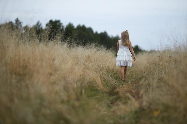 Niña corriendo por el campo