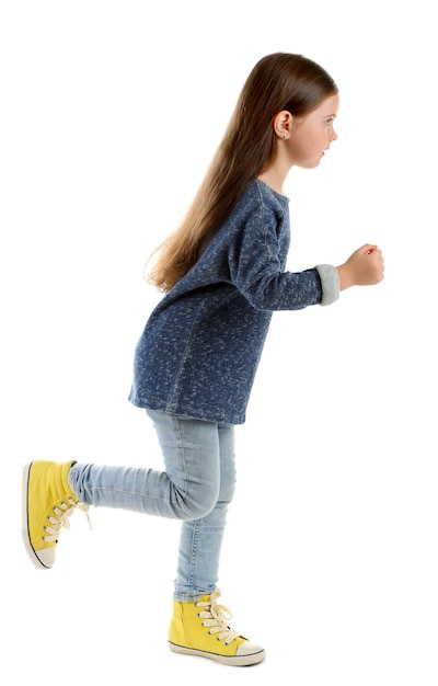 Niña corriendo a la derecha aislada en blanco