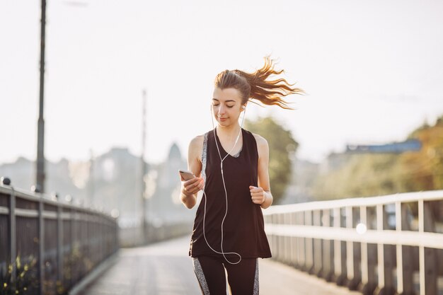 Niña corriendo por la mañana temprano