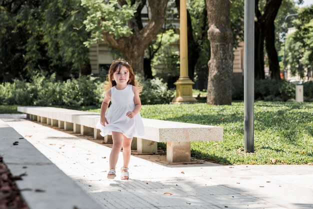 Niña corriendo en parque