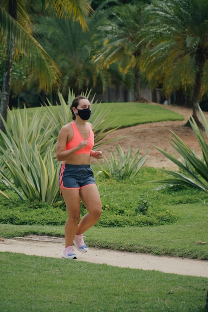 Niña corriendo en el parque.