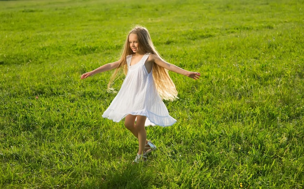 Niña corriendo por el prado.