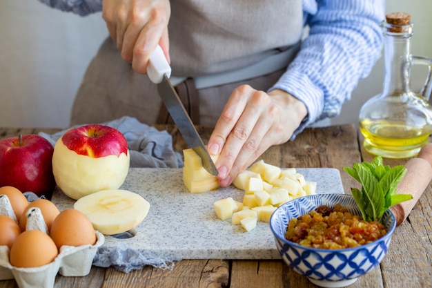 Niña corta manzanas en el tablero de hormigón