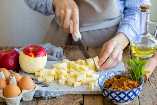 Niña corta manzanas en el tablero de hormigón