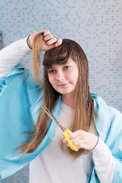 Foto niña corta su cabello ella misma