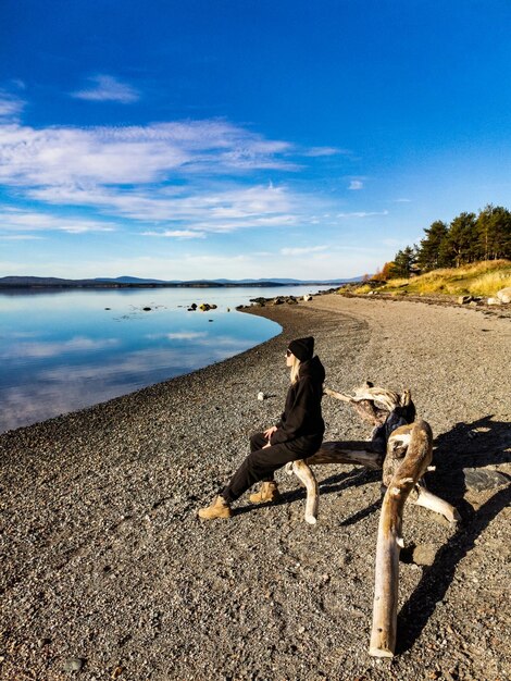 Una niña en la costa del Mar Blanco en un día soleado Karelia Rusia SEPTIEMBRE 2021