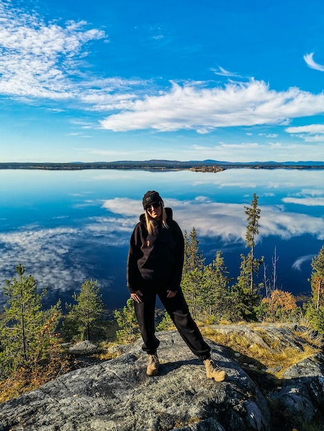 Una niña en la costa del Mar Blanco en un día soleado Karelia Rusia SEPTIEMBRE 2021