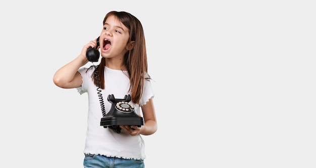 Niña de cuerpo completo riendo a carcajadas, divirtiéndose con la conversación