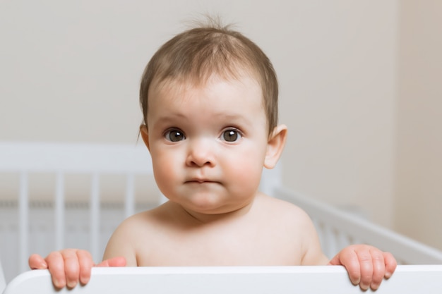 Niña en la cuna