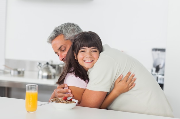 Niña da un abrazo a su padre