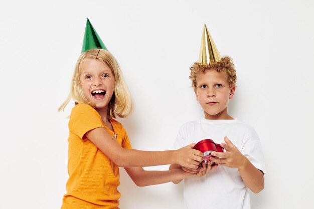 Niña dando un regalo a un niño sorpresa de cumpleaños